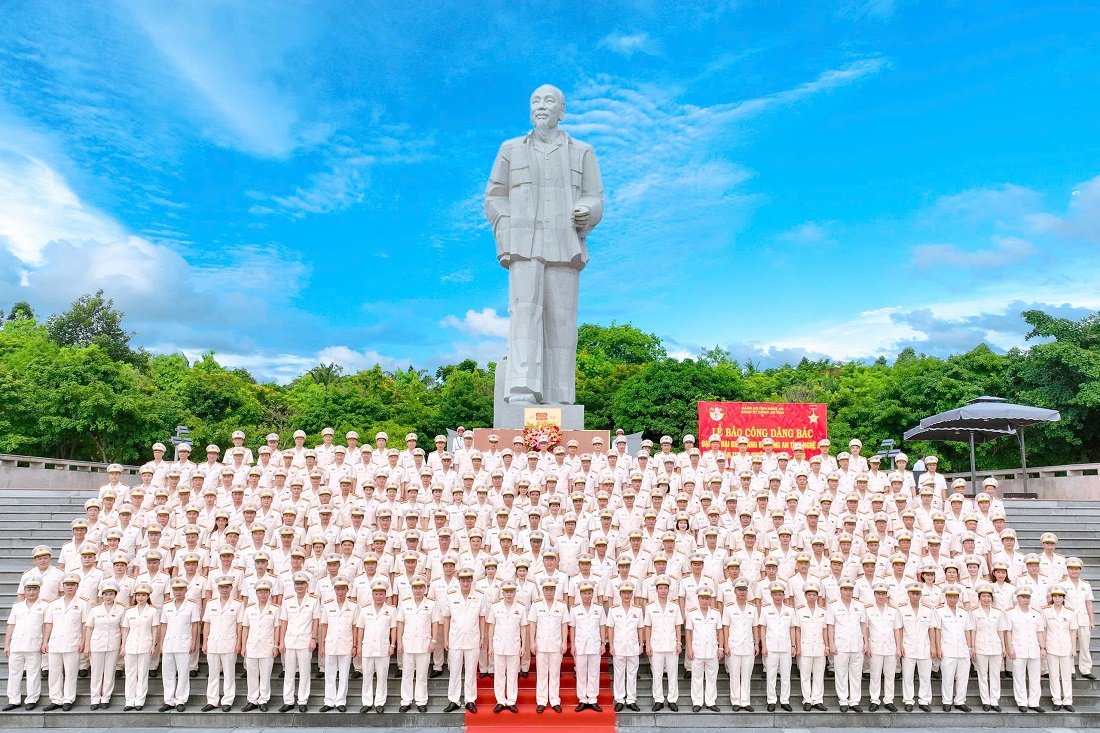 Đoàn đại biểu dự Đại hội đại biểu Đảng bộ Công an tỉnh Nghệ An lần thứ XV, nhiệm kỳ 2025 - 2030 chụp ảnh lưu niệm