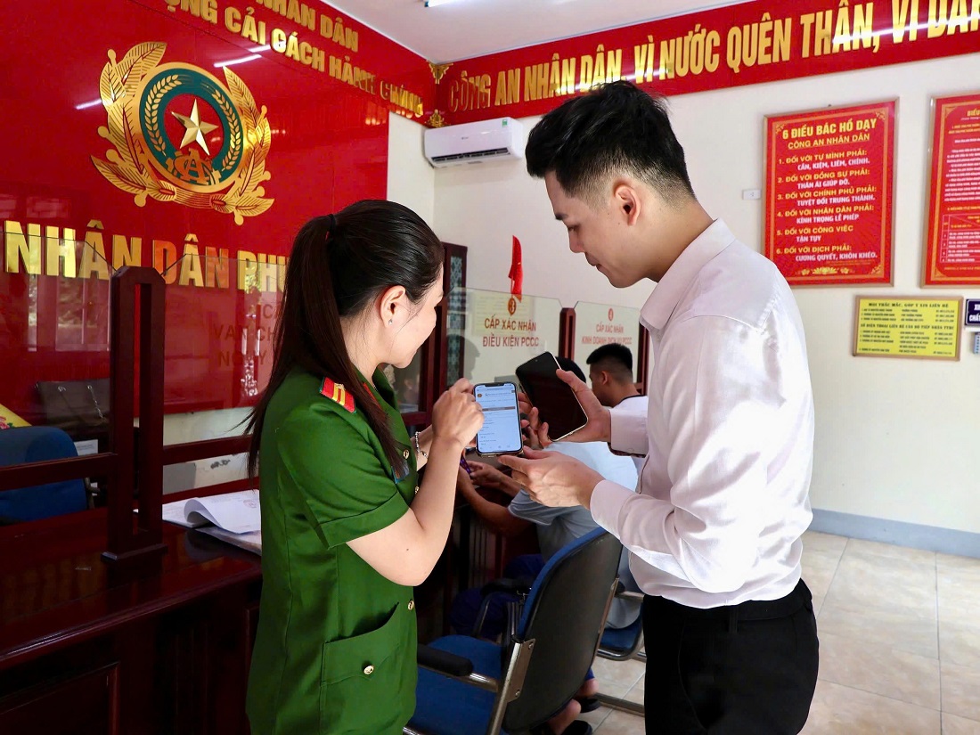 Tư vấn thủ tục hành chính trực tiếp giúp người dân tiếp cận dịch vụ công dễ dàng hơn