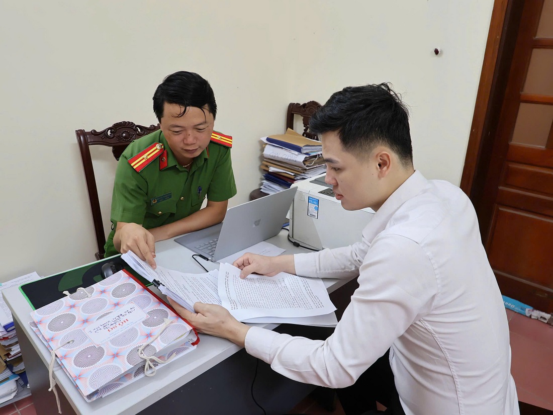 Người dân có thể đến gặp trực tiếp cán bộ hoặc gọi điện thoại để được hỗ trợ tận tình