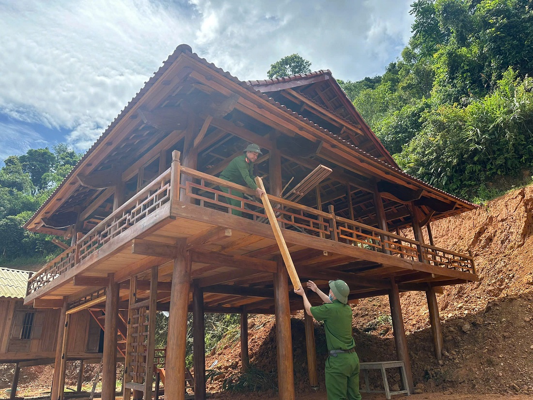 Công an xã Na Loi phối hợp với các lực lượng trên địa bàn hỗ trợ người dân di dời tài sản, vật liệu đến nơi an toàn