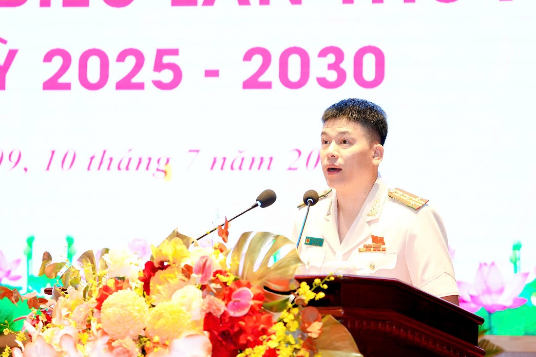 Đồng chí Đại tá Trần Hồng Quang, Phó Bí thư Đảng ủy khóa XIV, Phó Giám đốc Công an tỉnh trình bày Báo cáo tổng hợp ý kiến góp ý vào dự thảo Văn kiện Đại hội đại biểu toàn quốc lần thứ XIV và dự thảo Văn kiện Đại hội đại biểu Đảng bộ tỉnh Nghệ An lần thứ XX