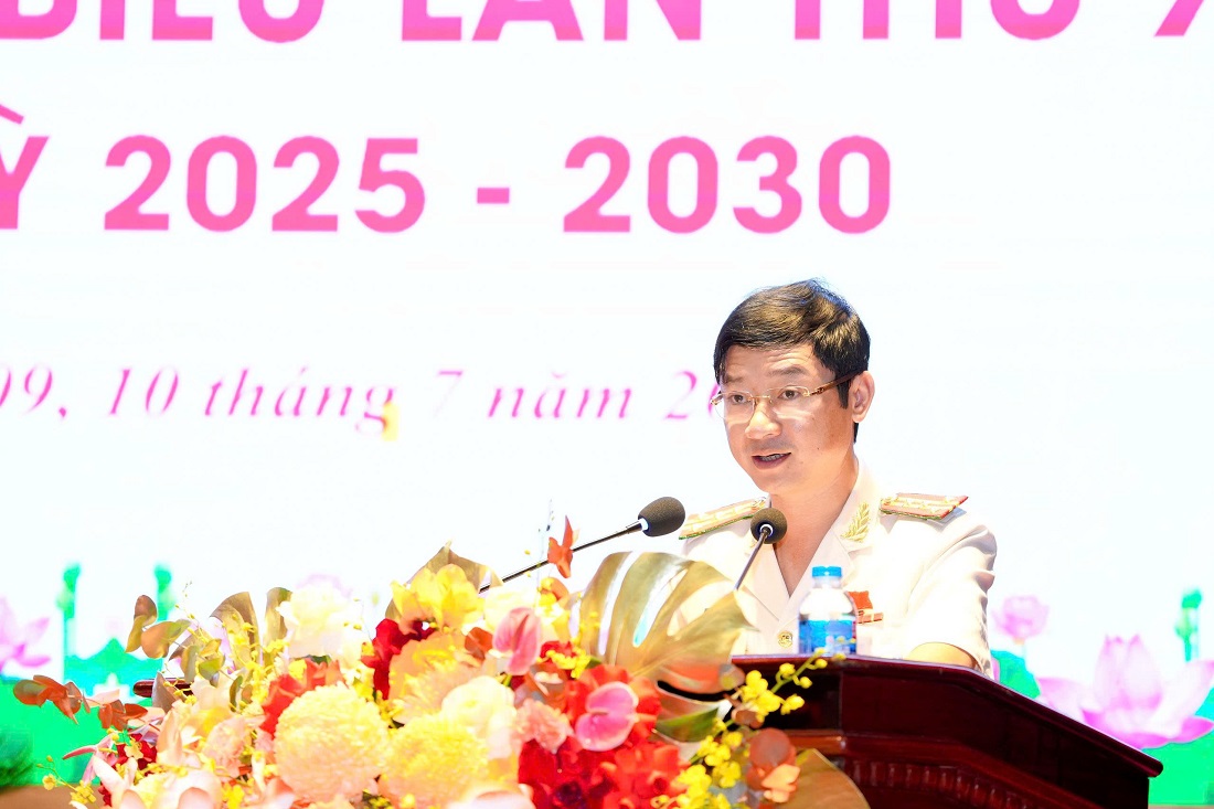 Đồng chí Đại tá Trần Ngọc Tuấn, Ủy viên Ban Thường vụ khóa XIV, Phó Giám đốc Công an tỉnh điều hành nội dung thảo luận Báo cáo tổng hợp ý kiến góp ý vào văn kiện đại hội cấp trên