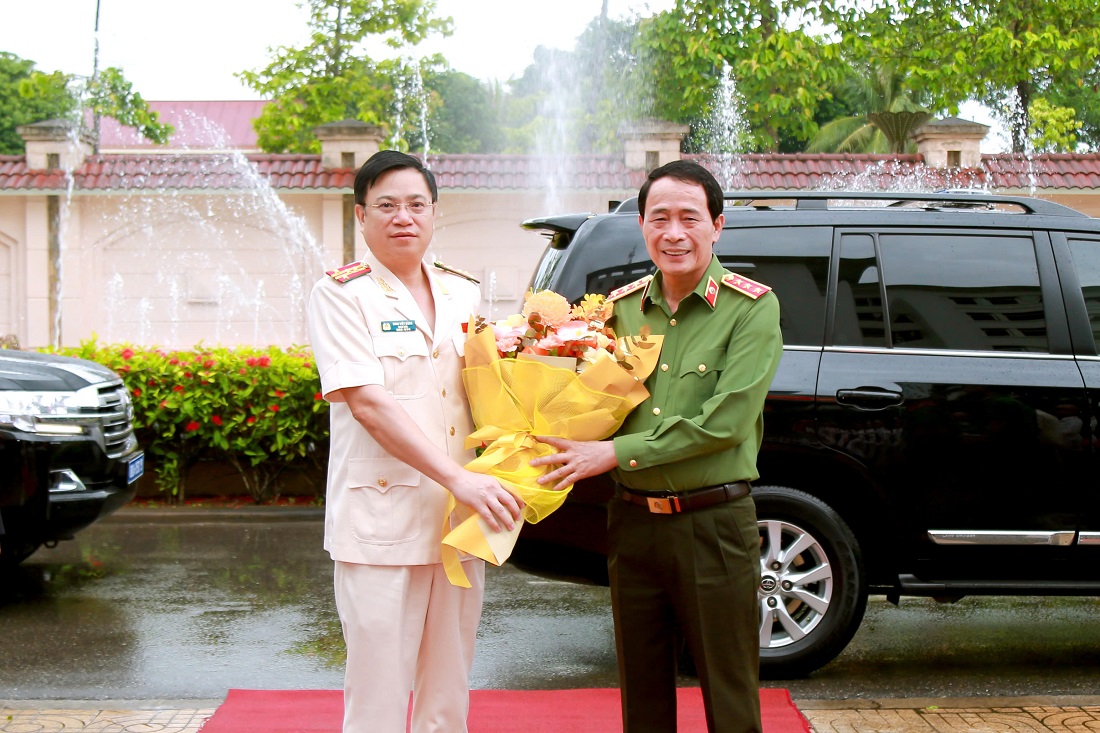Đồng chí Đại tá Đinh Việt Dũng, Bí thư Đảng ủy khóa XIV, Giám đốc Công an tỉnh đón tiếp đồng chí Thượng tướng Lê Quốc Hùng, Ủy viên Ban Chấp hành Trung ương Đảng, Thứ trưởng Bộ Công an về dự Đại hội