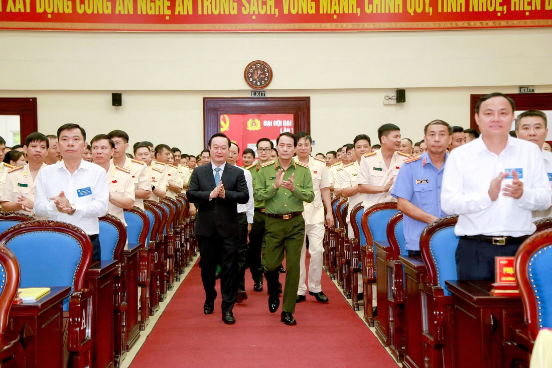 Đồng chí Thượng tướng Lê Quốc Hùng, Ủy viên Ban Chấp hành Trung ương Đảng, Thứ trưởng Bộ Công an và đồng chí Nguyễn Đức Trung, Bí thư Tỉnh ủy tham dự Đại hội