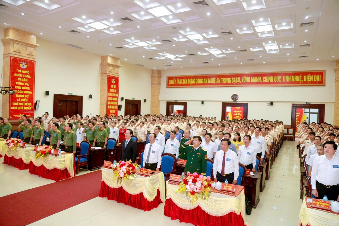 Thực hiện nghi thức chào cờ tại Đại hội