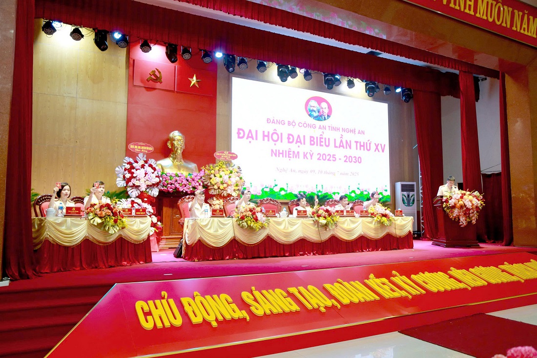 Đại biểu biểu quyết thông qua các nội dung tại Đại hội