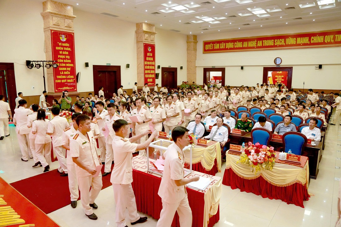 Các đại biểu bỏ phiếu bầu Ban Chấp hành Đảng bộ Công an tỉnh Nghệ An khóa XV nhiệm kỳ 2025 - 2030