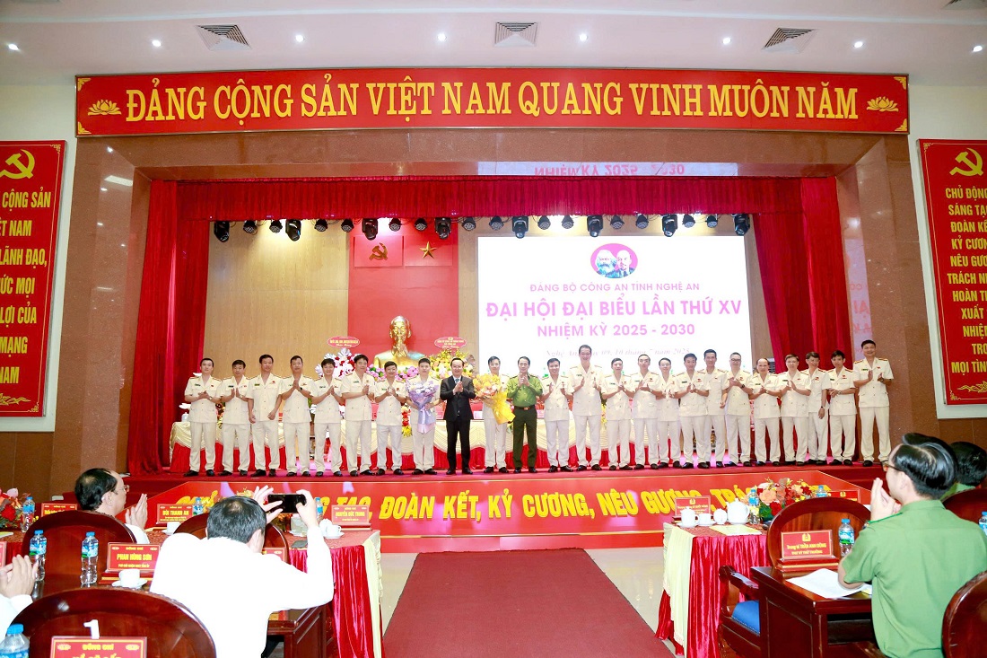 Ban Chấp hành Đảng bộ Công an tỉnh Nghệ An khóa XV, nhiệm kỳ 2025 - 2030 ra mắt nhận nhiệm vụ
