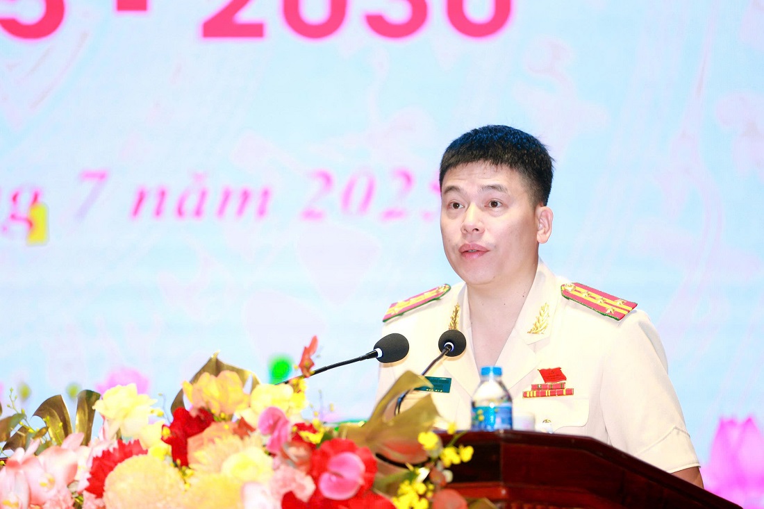 Đồng chí Đại tá Trần Hồng Quang, Phó Bí thư Đảng ủy khóa XIV, Phó Giám đốc Công an tỉnh trình bày tóm tắt Báo cáo kiểm điểm của Ban Chấp hành Đảng bộ Công an tỉnh khóa XIV trình Đại hội 