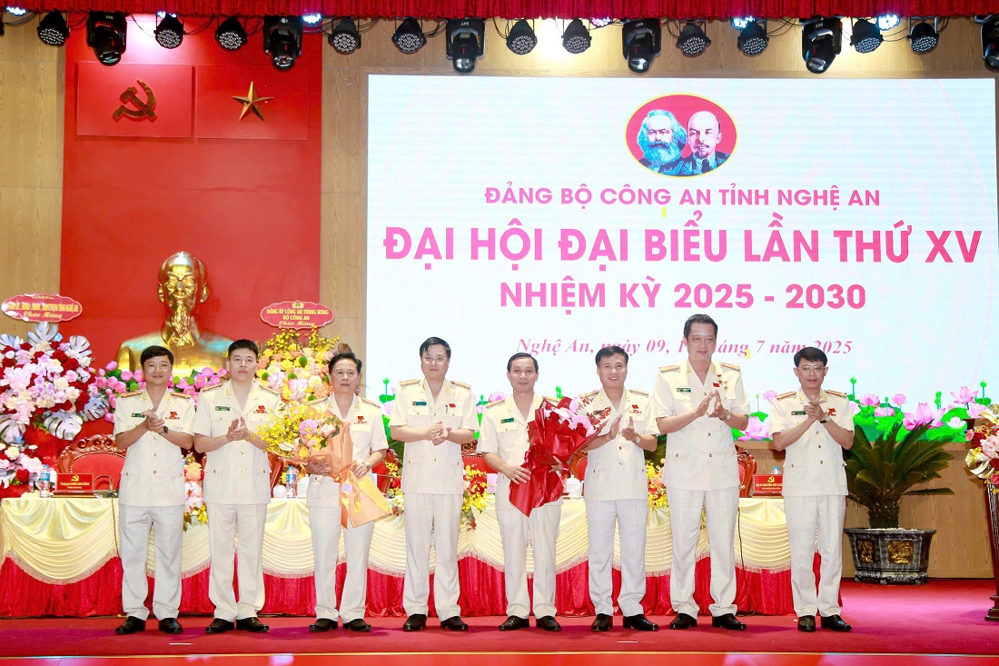 Tặng hoa cho các đồng chí ủy viên Ban Chấp hành khóa XIV không tái cử