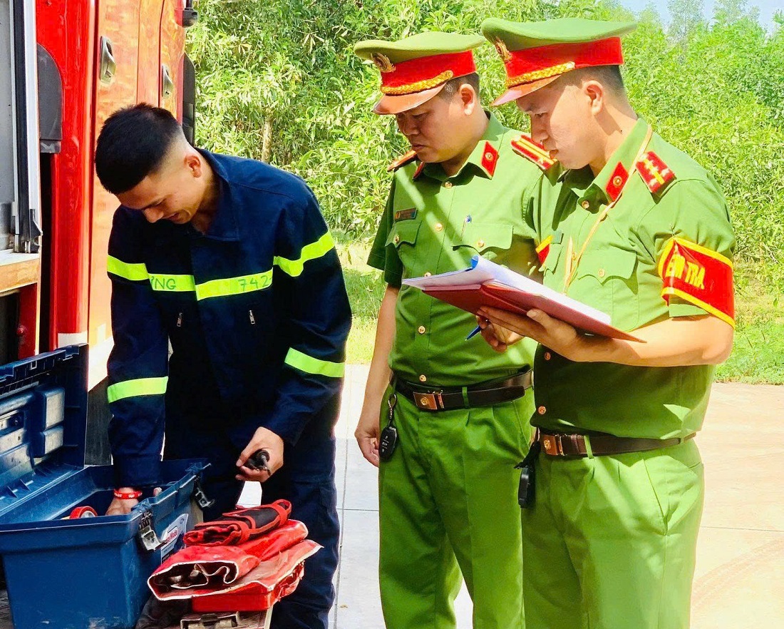 Kiểm tra thao tác, phản xạ và khả năng làm chủ trang thiết bị của cán bộ chiến sĩ trong ca trực