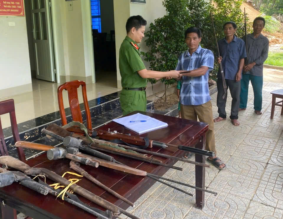 Công an xã đẩy mạnh tuyên truyền, phổ biến kiến thức pháp luật cho Nhân dân, nhất là liên quan đến vũ khí, vật liệu nổ nhằm ngăn ngừa các nguy cơ gây mất an ninh trật tự ngay tại cơ sở. Trong đó Công an xã đã vận động người dân tự nguyện giao nộp 17 khẩu súng tự chế các loại