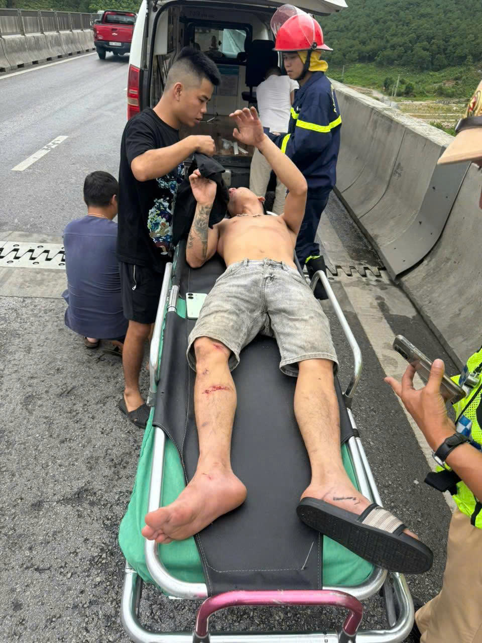 Cabin biến dạng, tài xế không thể thoát ra, Cảnh sát PCCC dùng thiết bị chuyên dụng giải cứu