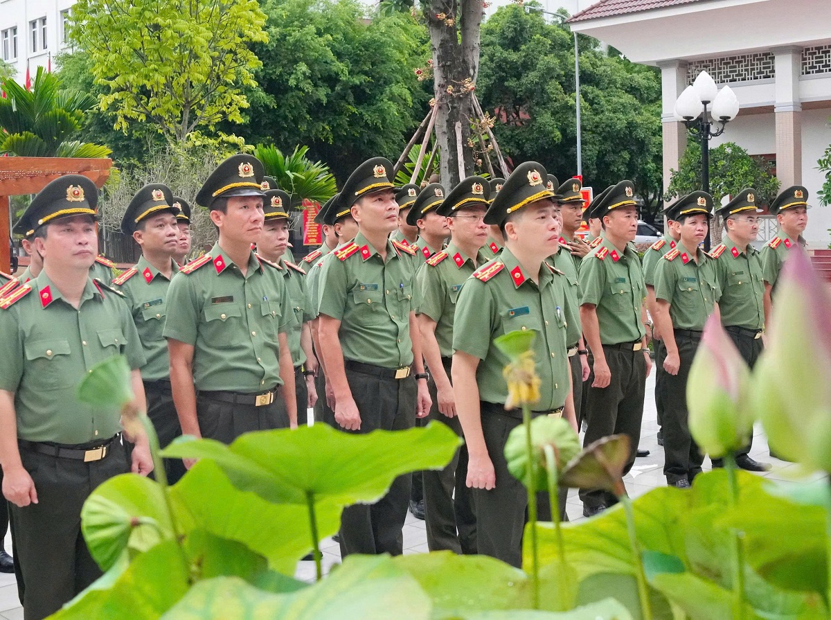Đoàn đại biểu thành kính dâng hoa, dâng hương tưởng niệm Chủ tịch Hồ Chí Minh tại Nhà tưởng niệm của Người trong khuôn viên Công an tỉnh