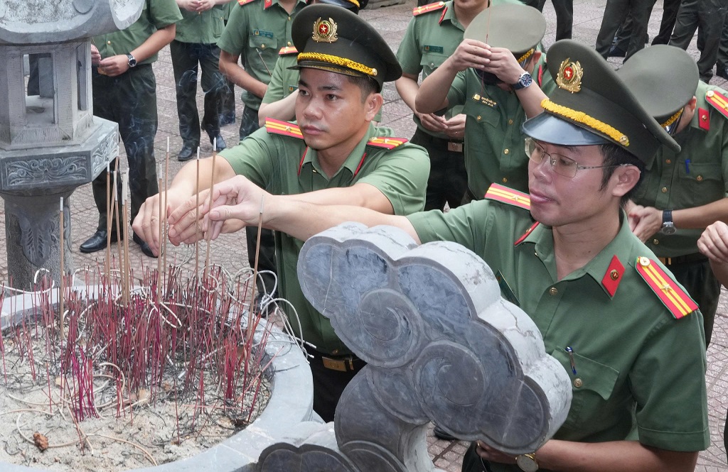 Trước anh linh đồng chí Trần Quốc Hoàn, lực lượng An ninh nội địa Công an Nghệ An nguyện luôn học tập và làm theo tấm gương, tư tưởng, lý luận của đồng chí Trần Quốc Hoàn 