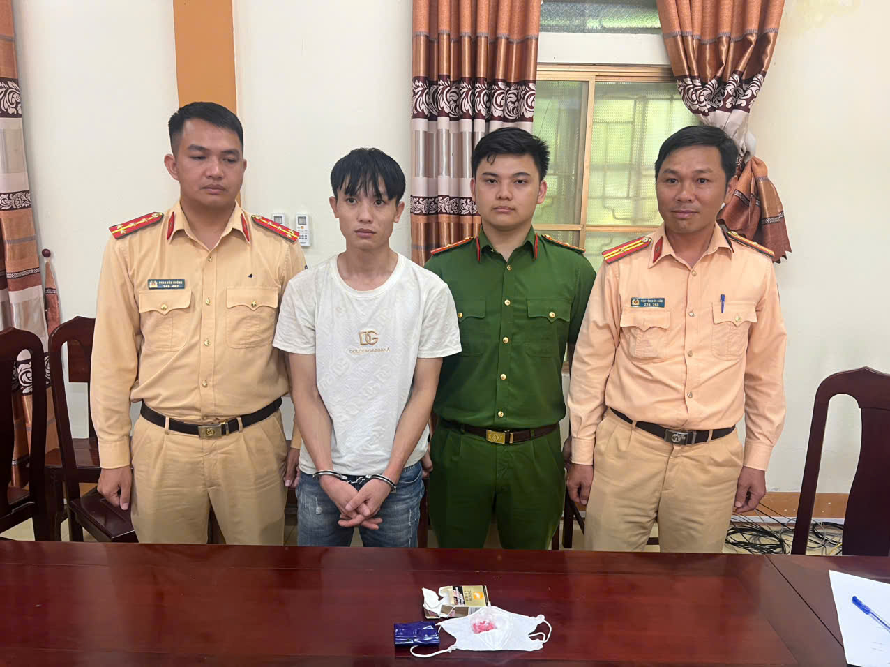 Nguyễn Văn Giang cùng tang vật bị bắt giữ