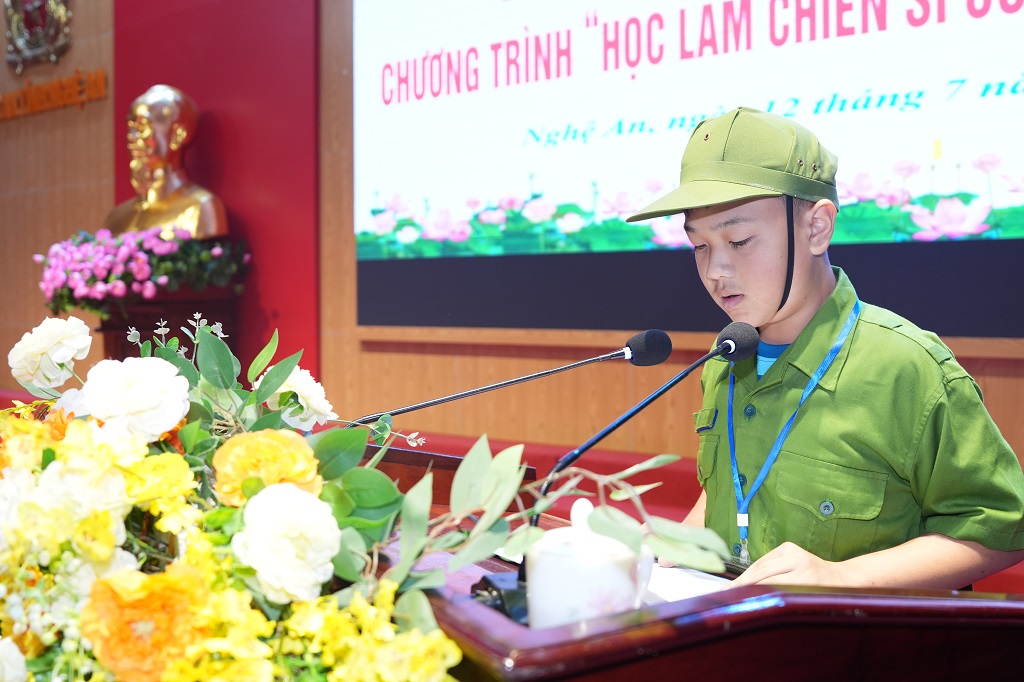 Đại diện cho các học viên phát biểu cảm nhận của bản thân sau chương trình