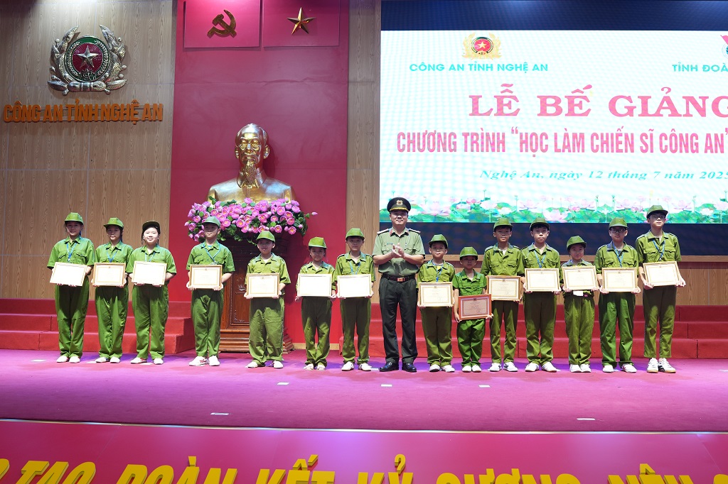 Trao thưởng cho cán bộ và học viên có thành tích xuất sắc