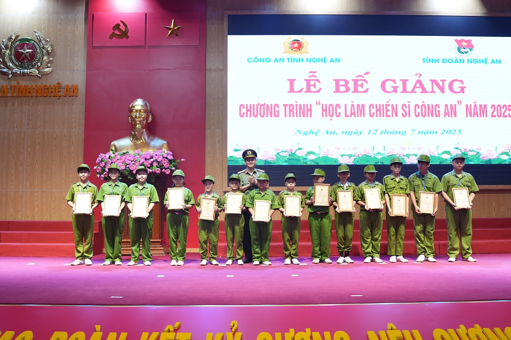 Trao giấy chứng nhận hoàn thành khóa học cho các học viên