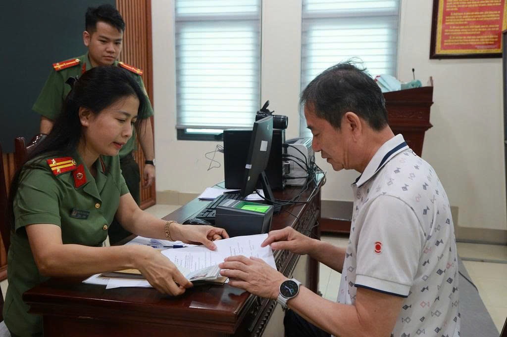 Cán bộ Phòng Quản lý Xuất nhập cảnh Công an tỉnh Nghệ An hướng dẫn làm thủ tục cấp tài khoản định danh điện cho người nước ngoài