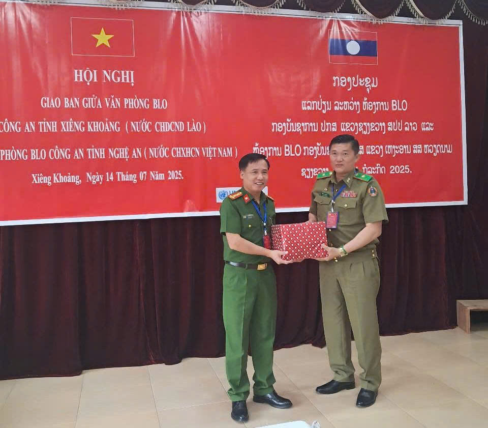 Công an 02 tỉnh tặng quà nhằm chia sẻ những tình cảm tốt đẹp, khẳng định tình đoàn kết đặc biệt và sự hợp tác toàn diện