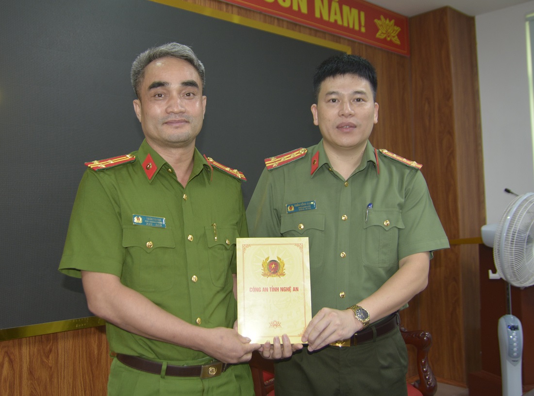 Đồng chí Đại tá Trần Hồng Quang, Phó Bí thư Đảng ủy, Phó Giám đốc Công an tỉnh tặng quà động viên các đội tuyển