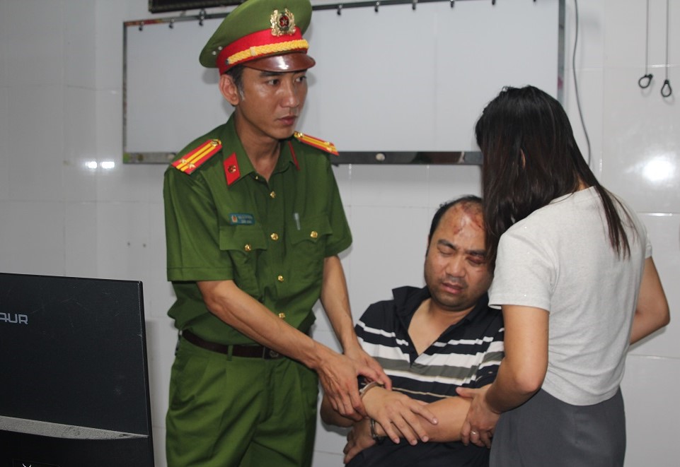 Văn phòng Cơ quan Cảnh sát điều tra Công an tỉnh Nghệ An thi hành Lệnh giữ người trong trường hợp khẩn cấp, tạm giữ hình sự đối với Trần Hữu Ba - lái xe ô tô gây tai nạn lao xuống sông