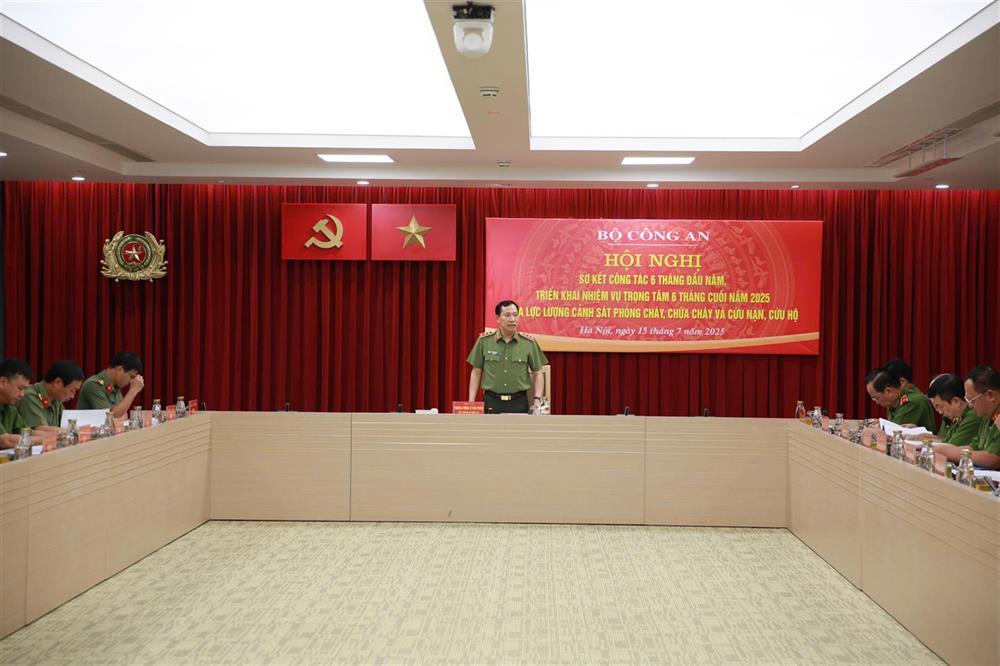 Đồng chí Thượng tướng Lê Văn Tuyến, Thứ trưởng Bộ Công an phát biểu chỉ đạo tại Hội nghị.