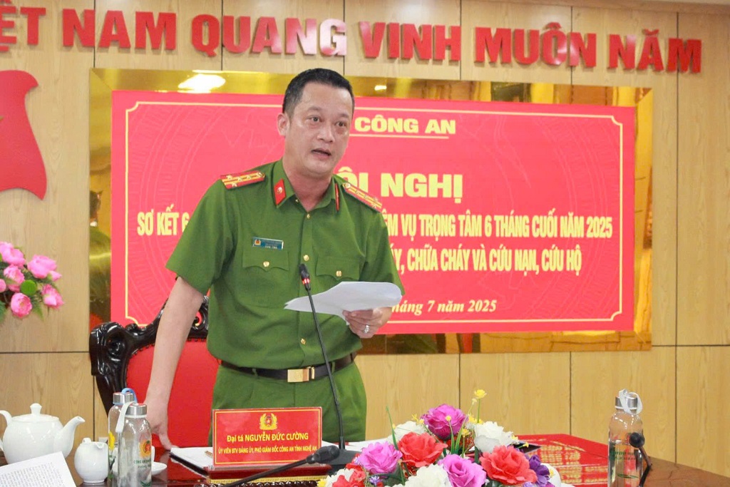 Đồng chí Đại tá Nguyễn Đức Cường, Phó Giám đốc Công an tỉnh Nghệ An trình bày tham luân tại điểm cầu Công an tỉnh Nghệ An