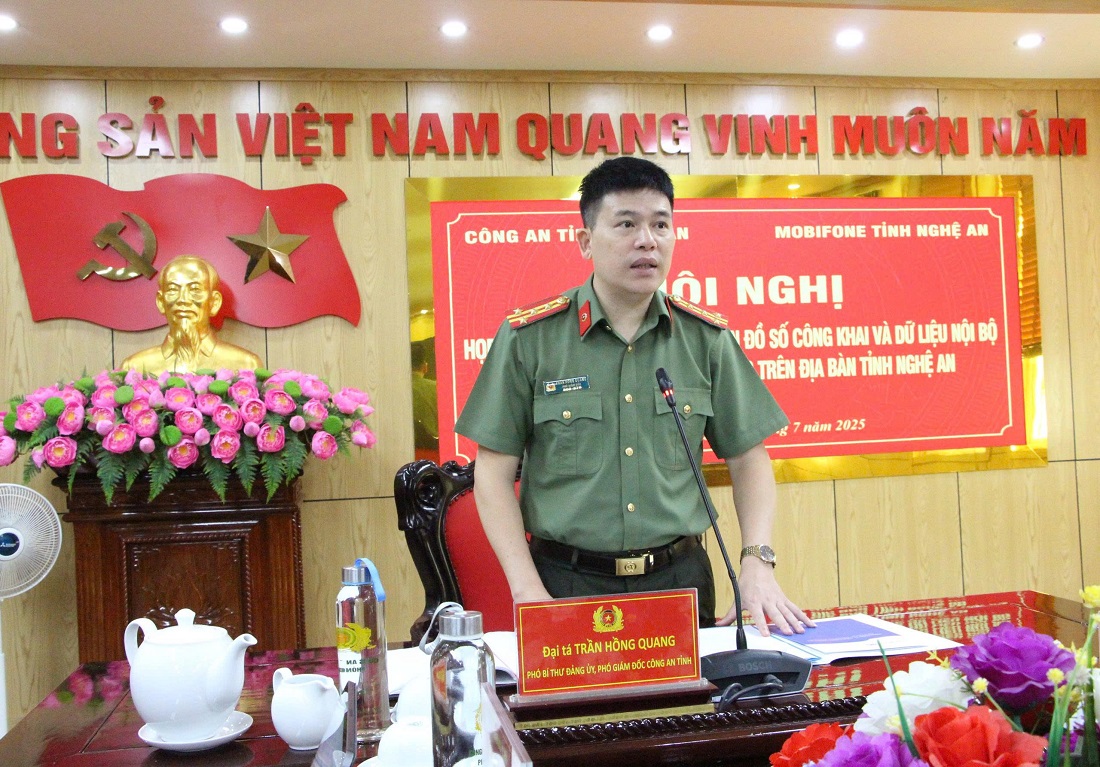 Đồng chí  Đại tá Trần Hồng Quang, Phó Bí thư Đảng ủy, Phó Giám đốc Công an tỉnh phát biểu tại Hội nghị