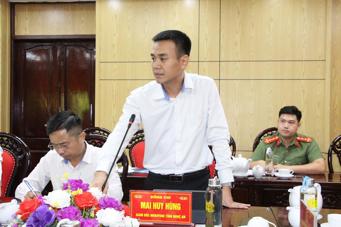 Đồng chí Mai Huy Hùng, Giám đốc Công ty Mobifone Nghệ An báo cáo về hợp tác của Công ty Mobifone với các đơn vị trong lực lượng Công an