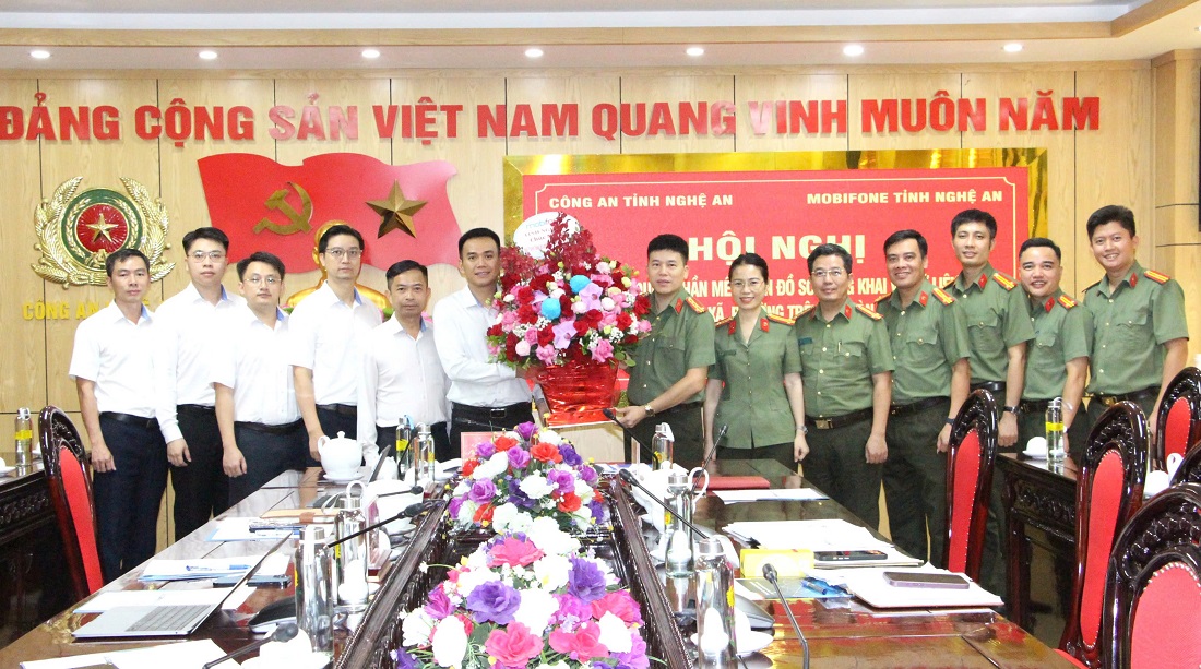 Nhân dịp kỷ niệm 63 năm Ngày truyền thống lực lượng Cảnh sát nhân dân, Công ty Mobifone tỉnh Nghệ An có lãng hoa tươi thắm chúc mừng Công an Nghệ An