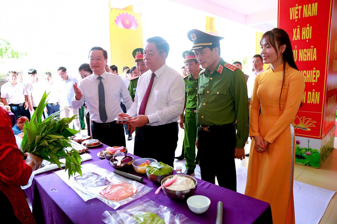 Đồng chí Nguyễn Trọng Nghĩa, Ủy viên Bộ Chính trị, Bí thư Trung ương Đảng, Trưởng ban Tuyên giáo và Dân vận Trung ương và các đại biểu tham quan các gian hàng làng nghề truyền thống của xã Đô Lương