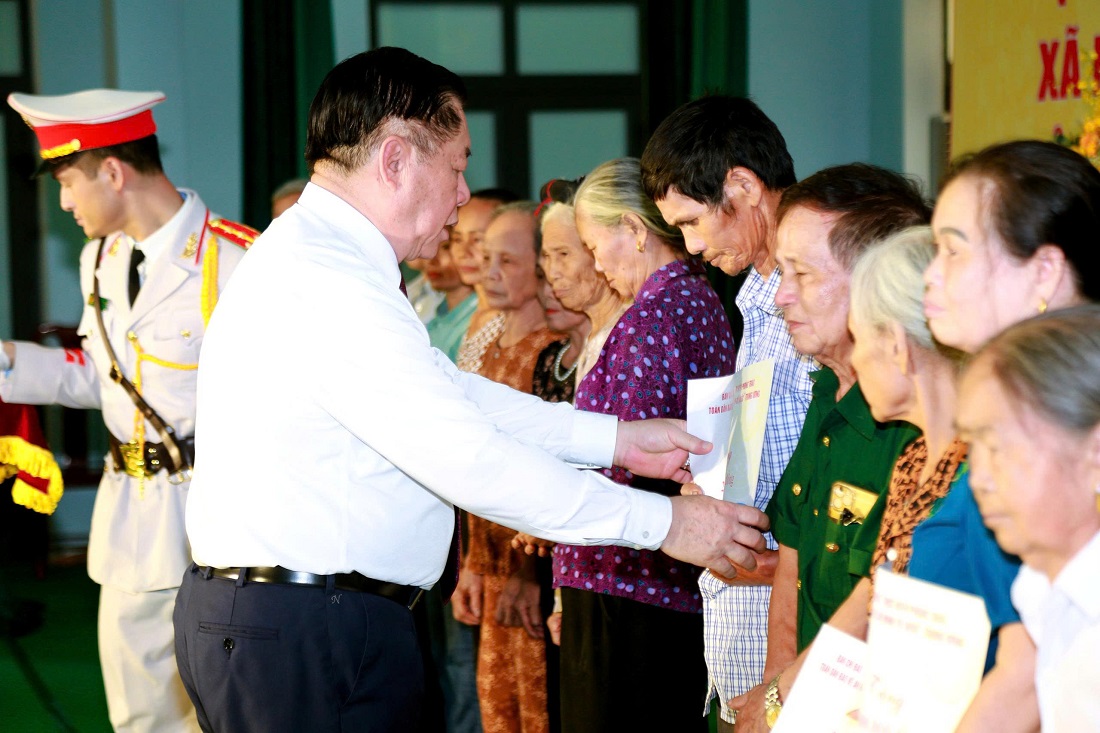 Đồng chí Nguyễn Trọng Nghĩa, Ủy viên Bộ Chính trị, Bí thư Trung ương Đảng, Trưởng ban Tuyên giáo và Dân vận Trung ương tặng quà các gia đình chính sách