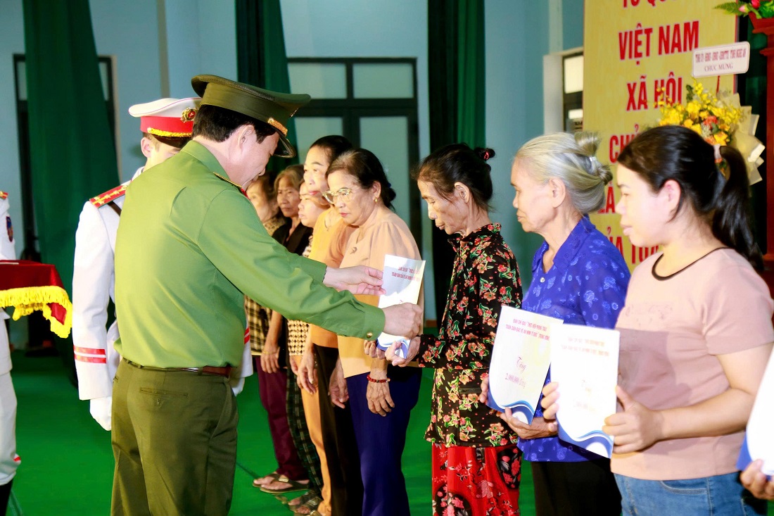 Đồng chí Thượng tướng Lê Quốc Hùng, Ủy viên Trung ương Đảng, Thứ trưởng Bộ Công an tặng quà các gia đình chính sách 