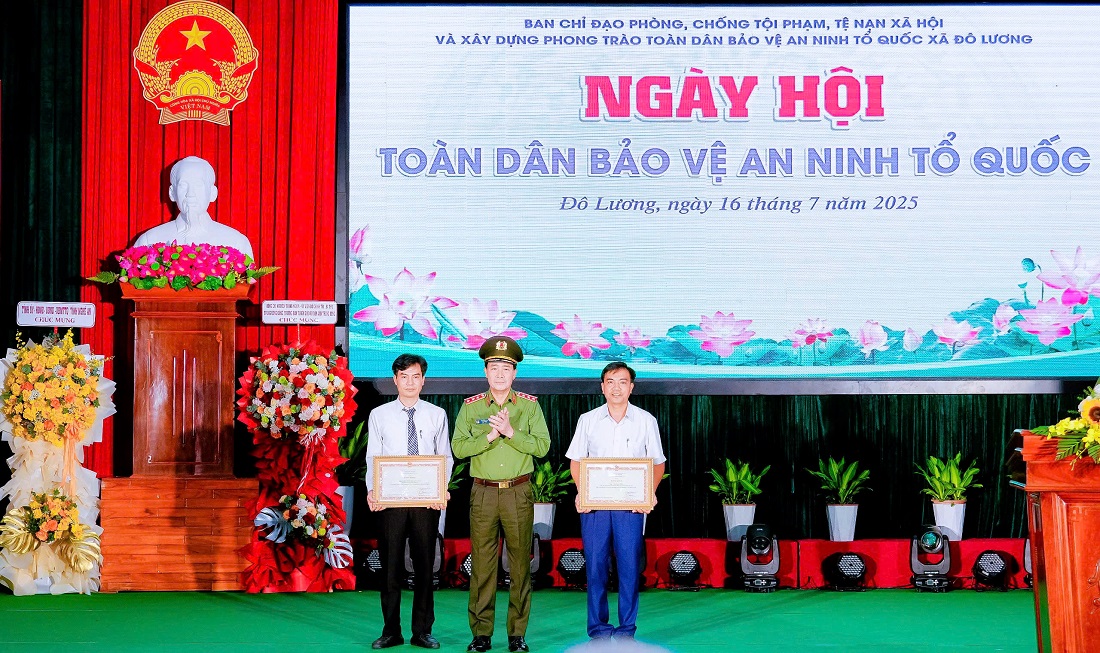 Đồng chí Thượng tướng Lê Quốc Hùng, Ủy viên Trung ương Đảng, Thứ trưởng Bộ Công an trao Bằng khen của Bộ trưởng Bộ Công an cho 1 tập thể và 1 cá nhân của tỉnh Nghệ An có thành tích xuất sắc trong phong trào toàn dân bảo vệ ANTQ