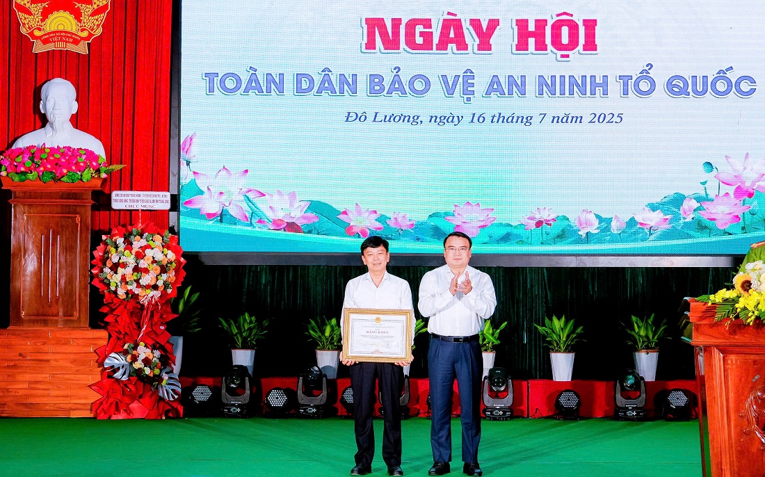 Lãnh đạo UBND tỉnh trao Bằng khen của Chủ tịch UBND tỉnh tặng Nhân dân và cán bộ xã Văn Hiến có thành tích xuất sắc trong phong trào toàn dân bảo vệ ANTQ