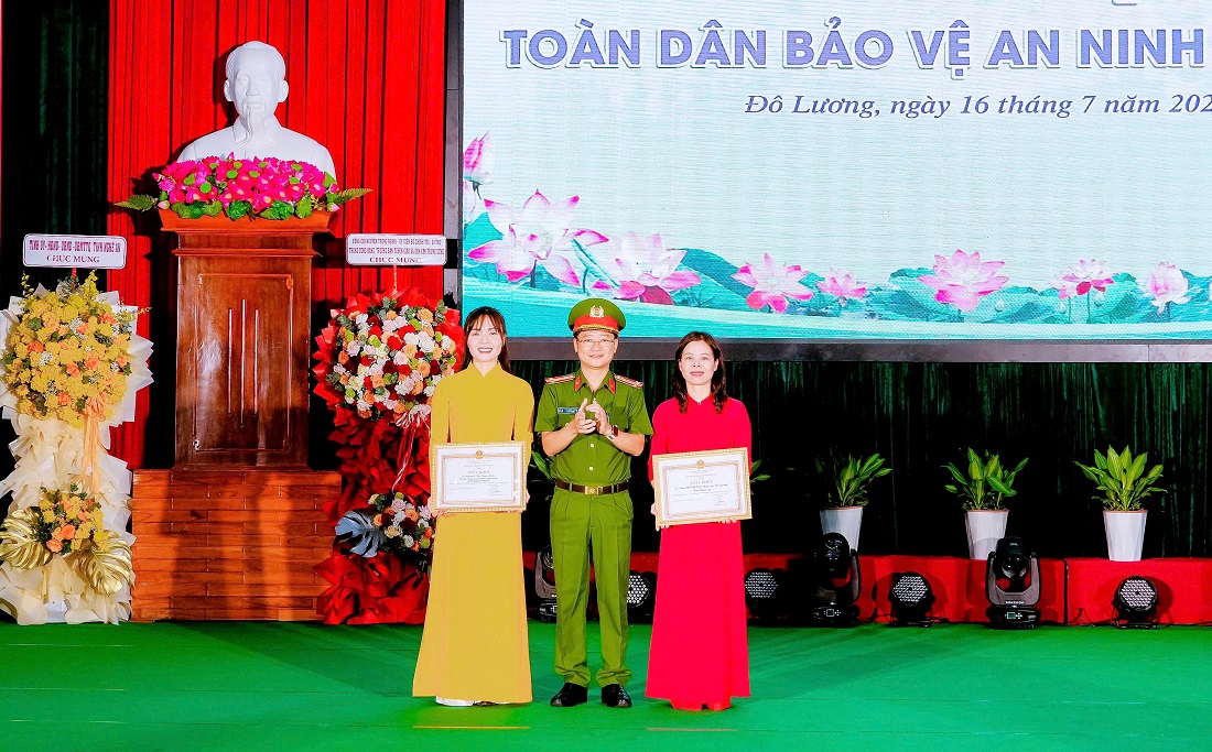 Đồng chí Đại tá Trần Ngọc Tuấn, Phó Giám đốc Công an tỉnh trao Giấy khen của Giám đốc Công an tỉnh tặng các tập thể, cá nhân có thành tích xuất sắc trong phong trào toàn dân bảo vệ ANTQ