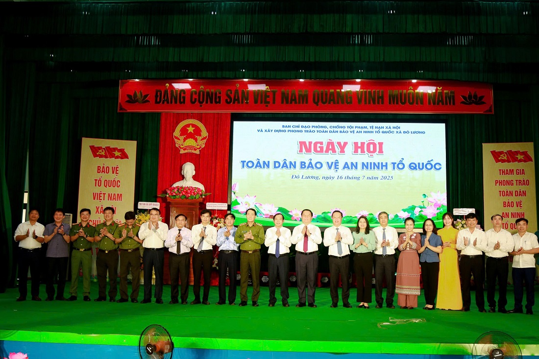 Các đại biểu chụp ảnh lưu niệm