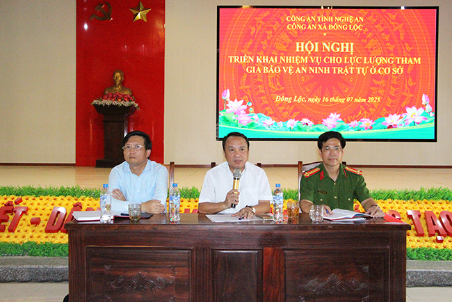 Các đồng chí chủ trì Hội nghị giải đáp các thắc mắc, ý kiến của lực lượng đảm bảo ANTT ở cơ sở 