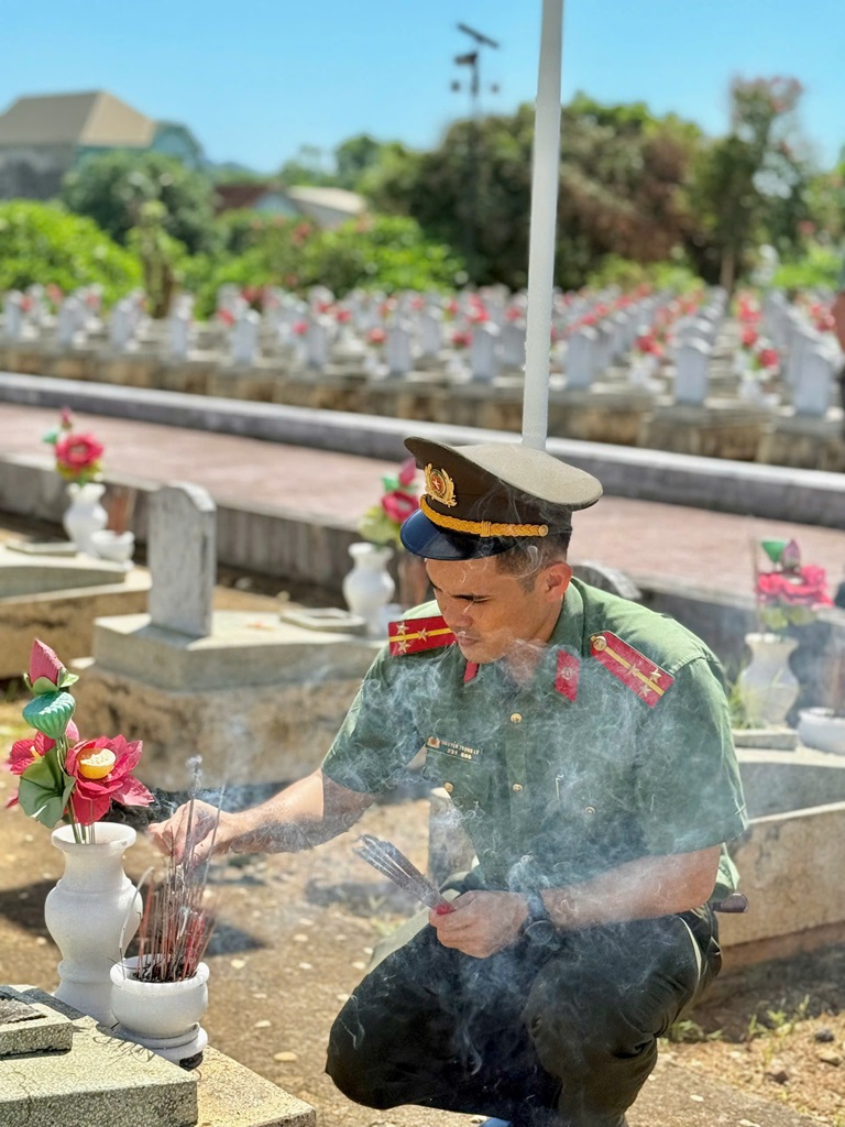 Đoàn đến dâng hương tại Nghĩa trang Liệt sĩ Quốc tế Việt Lào