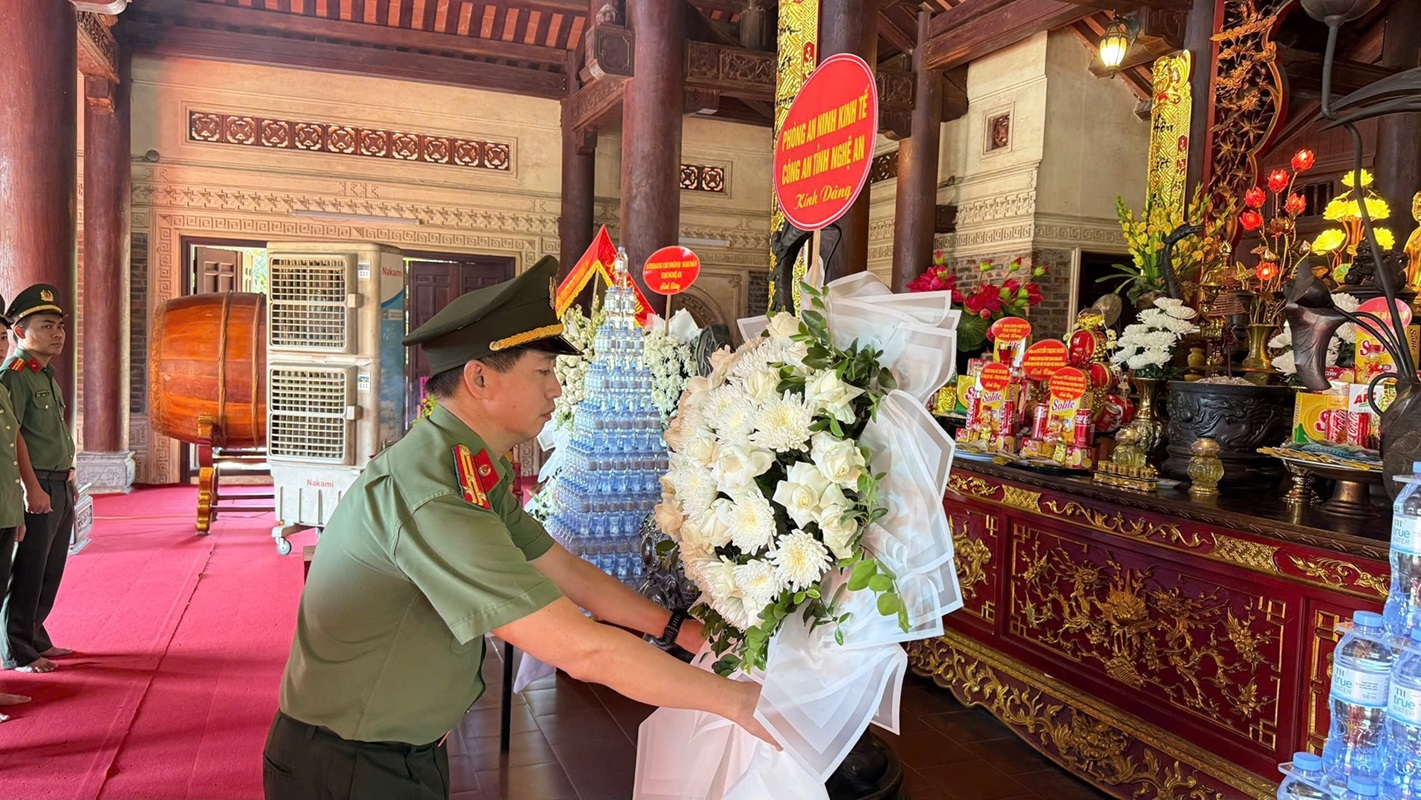 Đồng chí Thượng tá Thúc Văn Đức, Phó Bí thư Chi bộ, Phó Trưởng Phòng An ninh kinh tế và đoàn dâng hương, dâng hoa tại Khu du tích lịch sử Truông Bồn