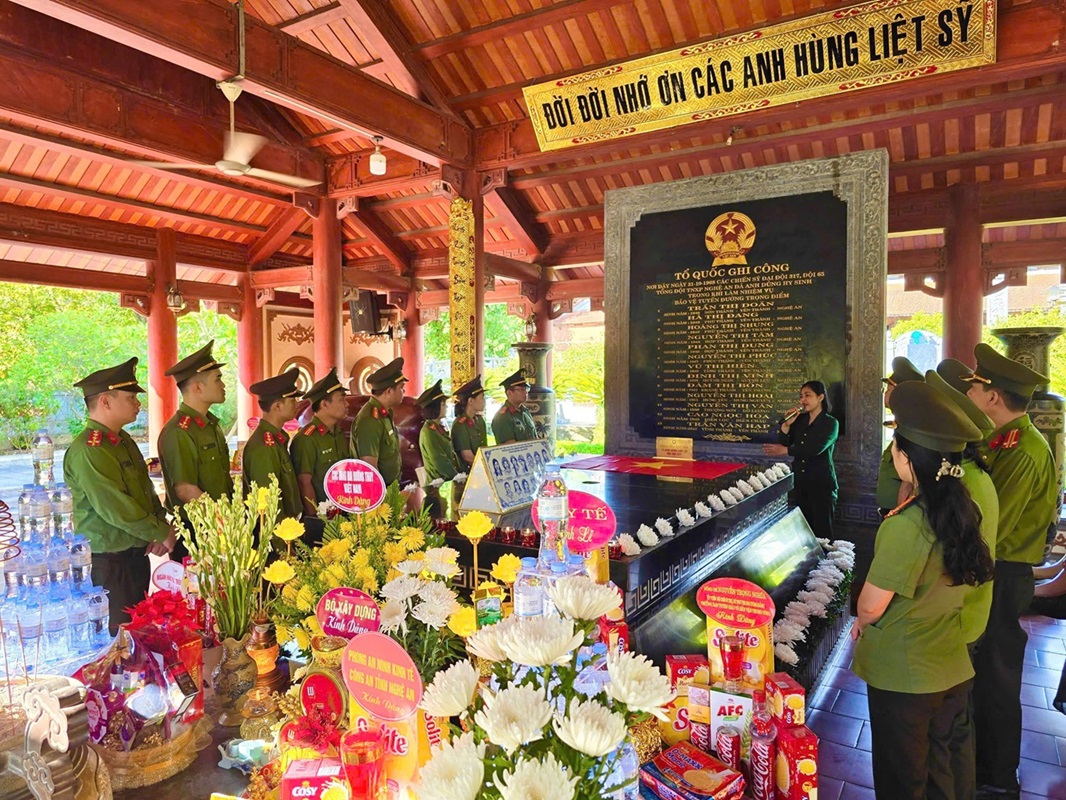 Đoàn dâng hương tại Khu du tích lịch sử Truông Bồn - toạ độ đỏ huyền thoại