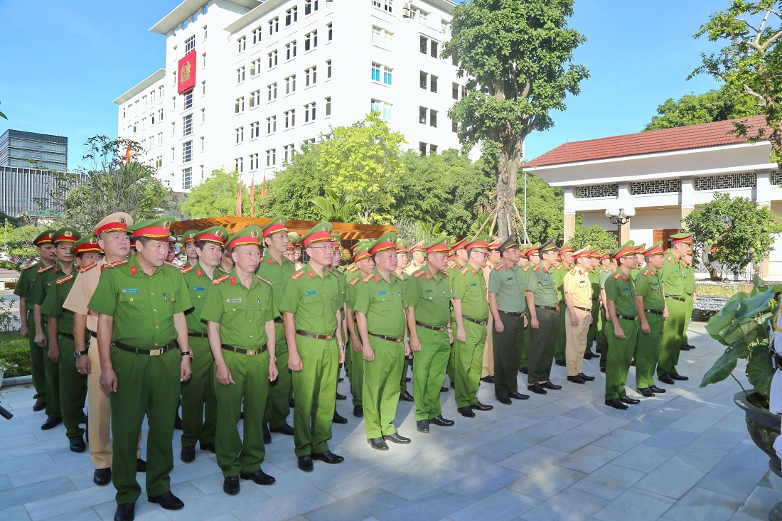 Đoàn đại biểu Công an tỉnh bày tỏ lòng thành kính và biết ơn vô hạn công lao to lớn của Chủ tịch Hồ Chí Minh
