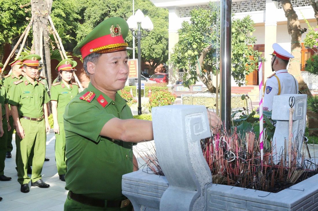 Đồng chí Đại tá Nguyễn Duy Thanh, Thủ trưởng Cơ quan Cảnh sát điều tra, Phó Giám đốc Công an tỉnh dâng hoa, dâng hương trước anh linh Chủ tịch Hồ Chí Minh