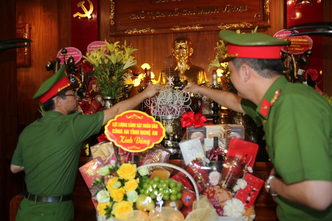 Các đồng chí Phó Giám đốc Công an tỉnh: Đại tá Trần Ngọc Tuấn và Đại tá Nguyễn Đức Cường dâng hương trước anh linh Chủ tịch Hồ Chí Minh