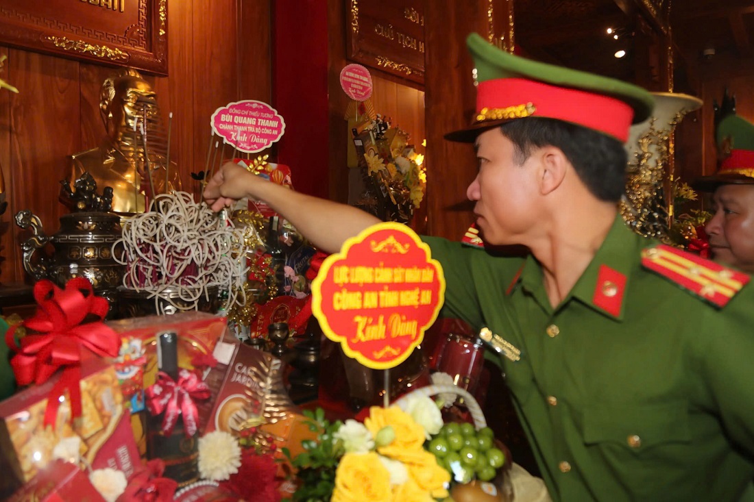 Các đại biểu dâng hương tưởng niệm Chủ tịch Hồ Chí Minh