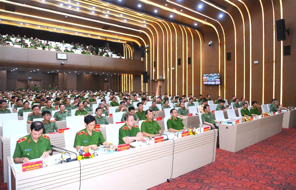 Bộ trưởng Lương Tam Quang cùng các đại biểu dự Hội nghị.