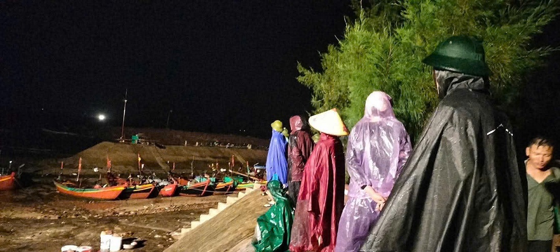 Công an xã Hải Lộc phối hợp với các lực lượng chức năngđến từng hộ gia đình để kiểm tra, nhắc nhở, vận động ngư dân vào bờ neo đậu tàu thuyền an toàn, di dời người và tài sản khỏi vùng nguy hiểm