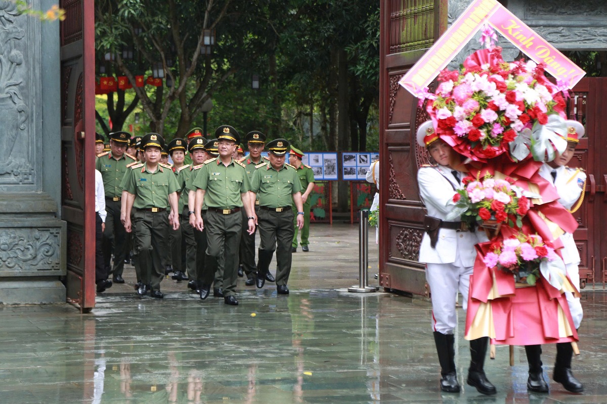 Đoàn đại biểu dâng hoa tại Khu di tích lịch sử Quốc gia đặc biệt Kim Liên